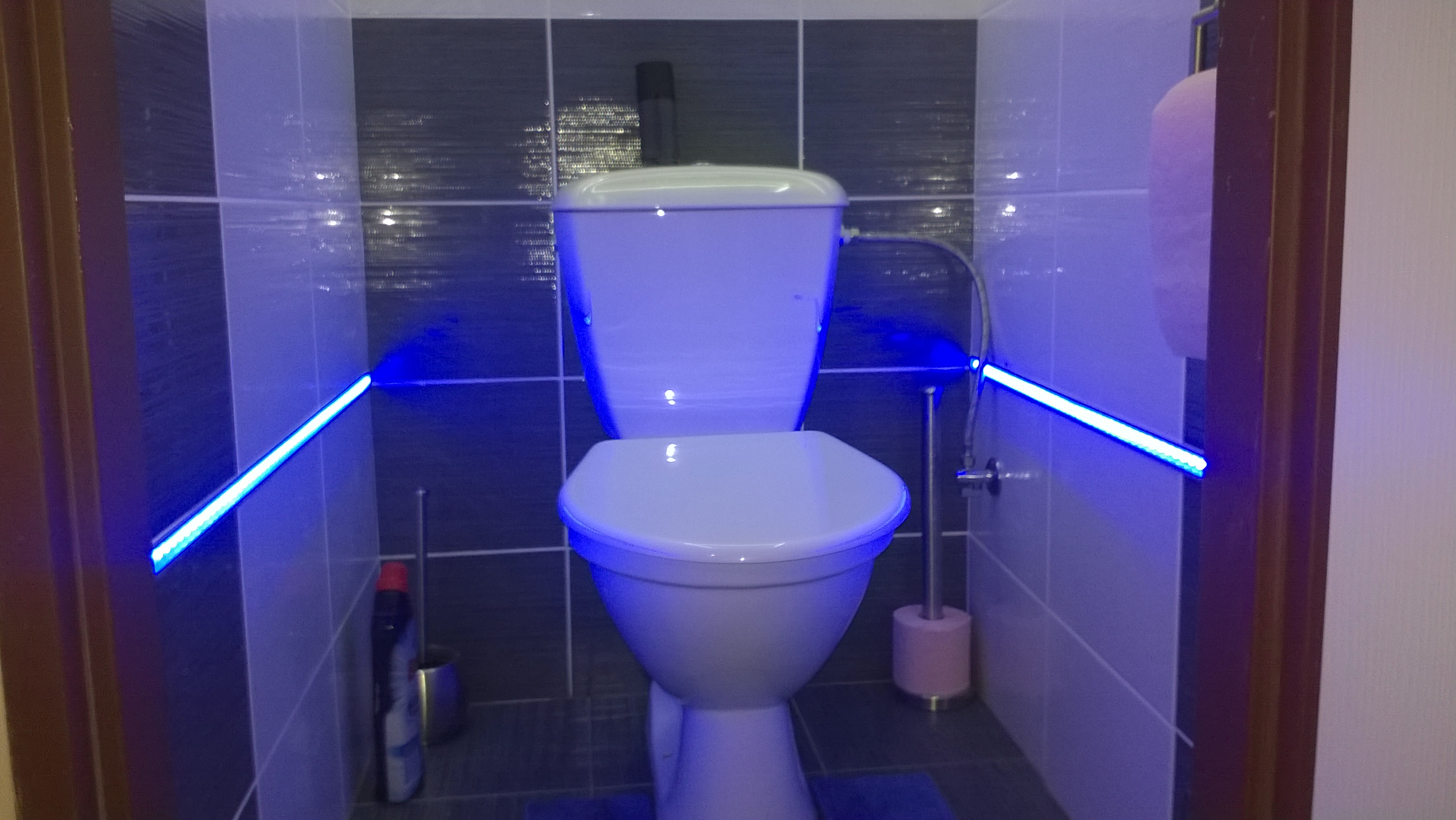 Osvětlení WC, modrý LED pásek je ovládaný PIR čidlem do profilu